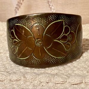 ☂️ Metal bronze-toned cuff bracelet w/ flower